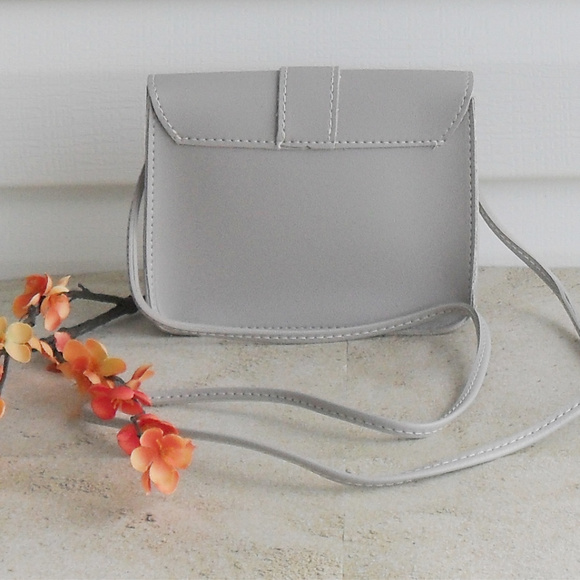 NEW Light Gray Vegan Leather Crossbody Handbag - Picture 4 of 5